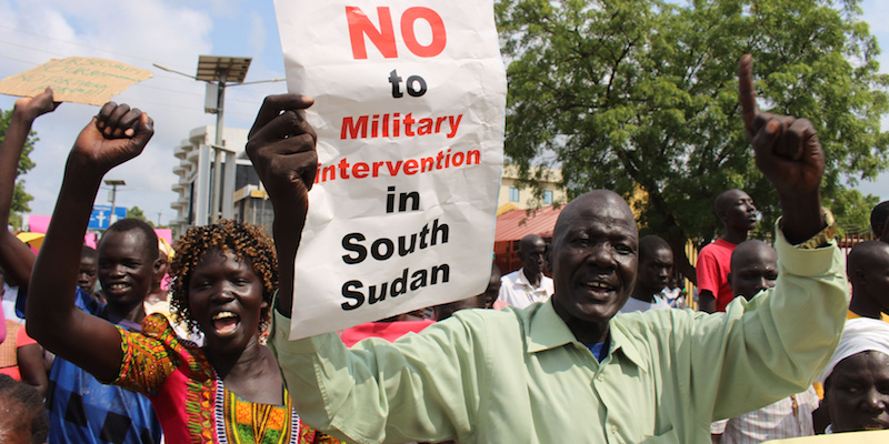 A Giuba, in Sud Sudan, centinaia di persone hanno protestato contro un intervento militare internazionale nel paese, il 20 luglio 2016 (AP Photo/Samir Bol)
