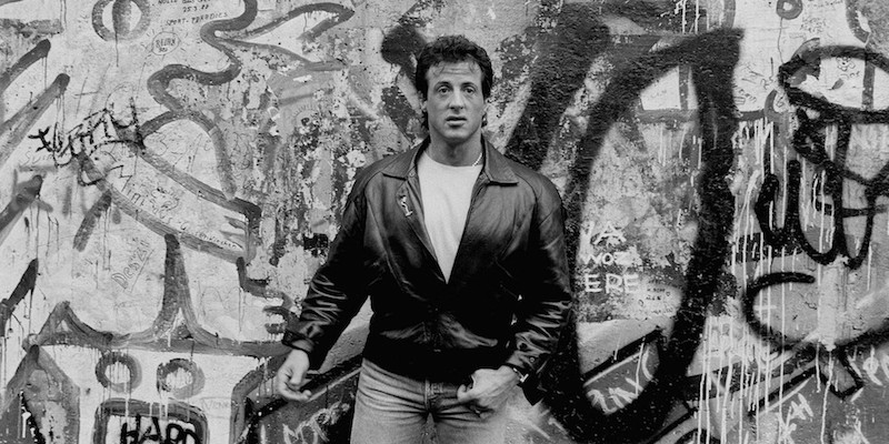 Sylvester Stallone di fronte al muro di Berlino nel 1988 
(ANSA)