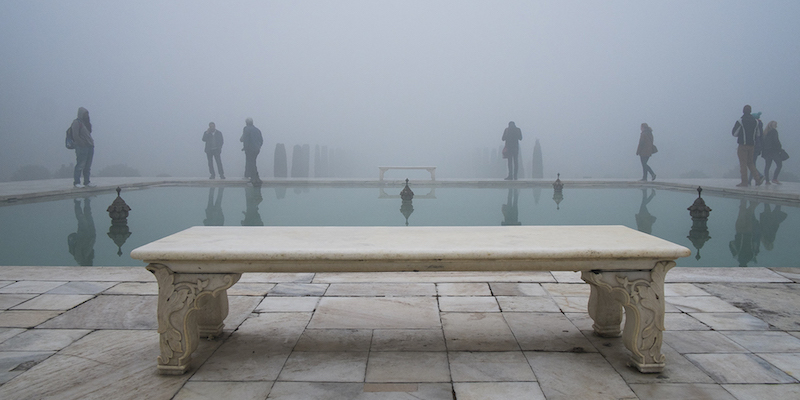 Fotografie di spalle ai monumenti