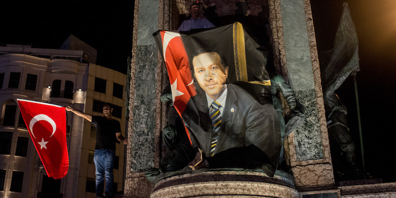 Una manifestazione a favore di Erdogan a piazza Taksim, Istanbul, 20 luglio 2016 (Chris McGrath/Getty Images)