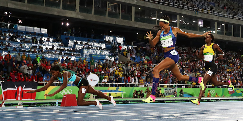Il finale dei 400 metri femminili alle Olimpiadi, con il tuffo dell'atleta delle Bahamas Shaunae Miller, che ha vinto l'oro (Alexander Hassenstein/Getty Images)