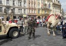 Il finto commando dell'ISIS in piazza a Praga