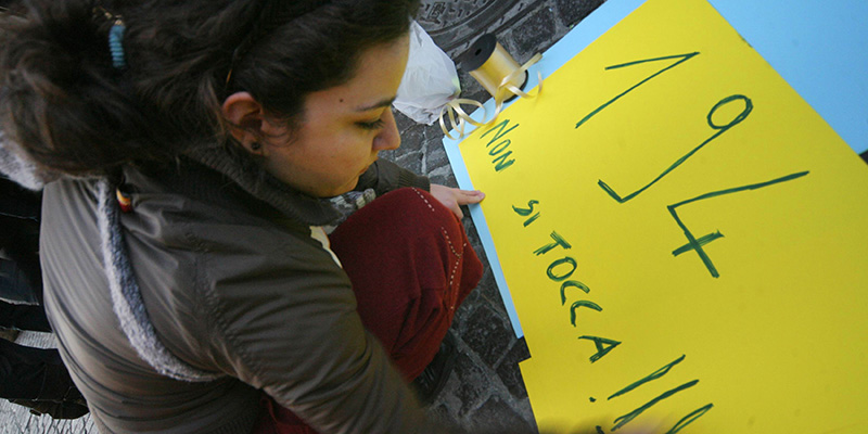 Manifestazione in difesa della legge 194 in piazza Vanvitelli a Napoli (ANSA/CIRO FUSCO/DRN)