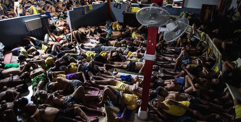 Detenuti dormono a terra nel carcere di Quezon, 21 luglio 2016
(NOEL CELIS/AFP/Getty Images)