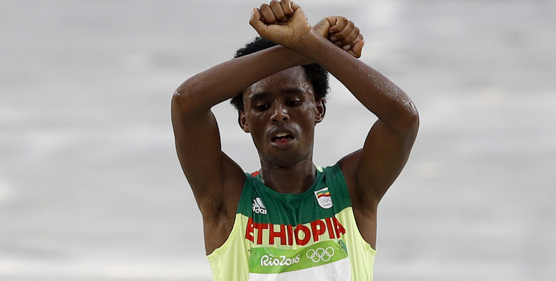 L'etiope Feyisa Lilesa al traguardo della maratona alle Olimpiadi di Rio de Janeiro (ADRIAN DENNIS/AFP/Getty Images)