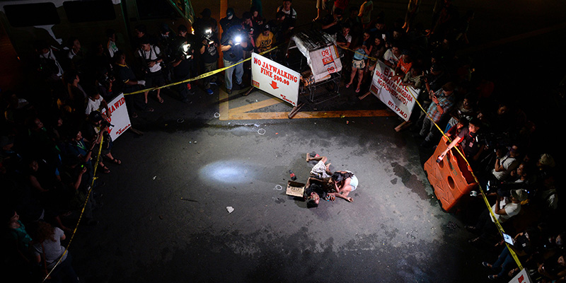 Jennilyn Olayres piange sul corpo del marito, Michael Siaron, ucciso a Manila lo scorso 23 giugno (NOEL CELIS/AFP/Getty Images)