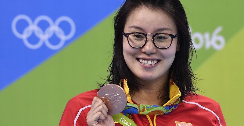 Fu Yuanhui con la medaglia di bronzo vinta nei 100 metri dorso(GABRIEL BOUYS/AFP/Getty Images)