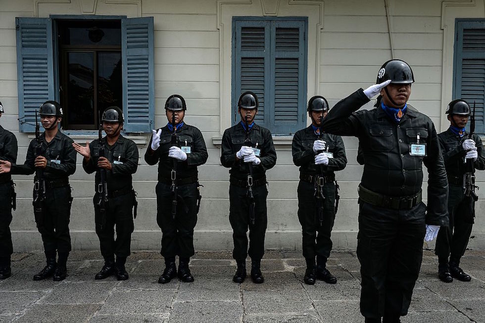 Un cambio della guardia al Grande Palazzo Reale, la sede ufficiale della monarchia (LILLIAN SUWANRUMPHA/AFP/Getty Images)