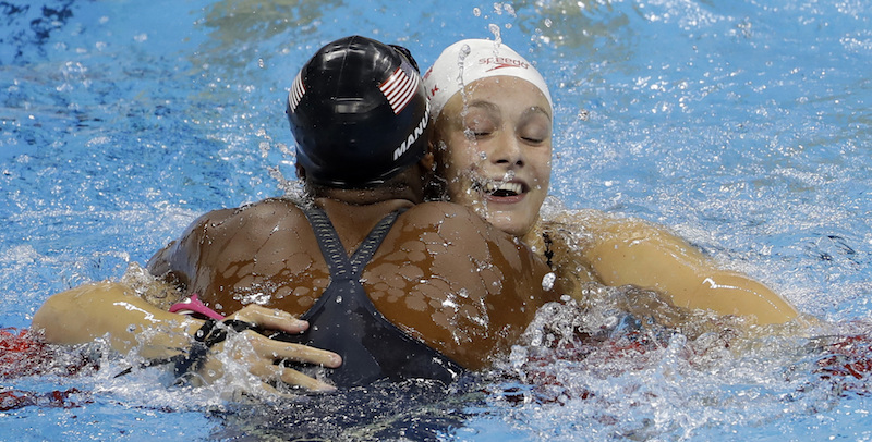 La statunitense Simone Manuel e la canadese Penny Oleksiak che hanno vinto entrambe l'oro nei 100 metri stile libero, 11 agosto 2016
(AP Photo/Natacha Pisarenko)