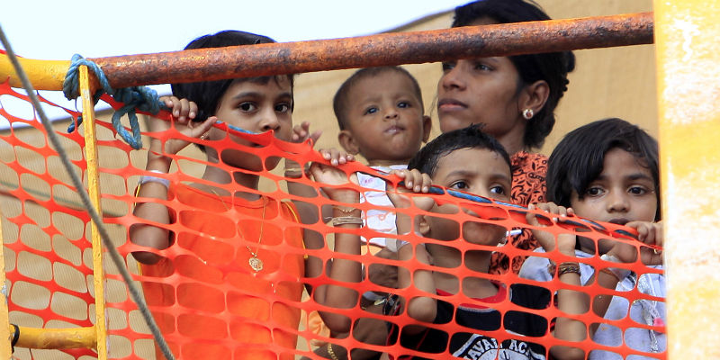 Alcuni richiedenti asilo provenienti dallo Sri Lanka a bordo di un'imbarcazione diretta in Australia (AP Photo/Wong Maye-E)