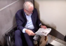 Perché Jeremy Corbyn si è seduto per terra in treno?