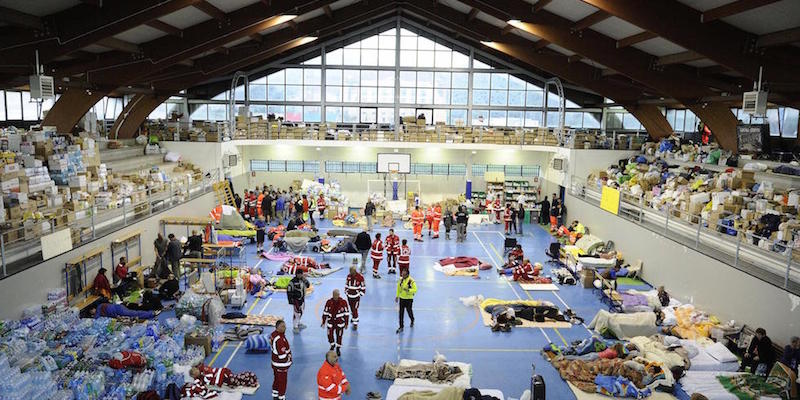 Il palazzetto dello sport di Amatrice adibito a centro di accoglienza, 25 agosto 2016 
(ANSA/FLAVIO LO SCALZO)