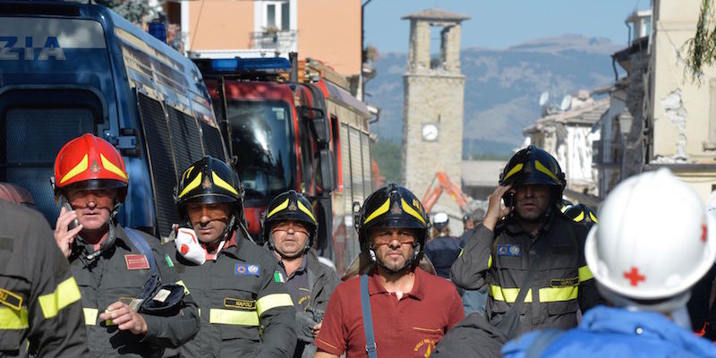 Vigili del fuoco e soccorritori al lavoro ad Amatrice, 26 agosto 2016
(ANDREAS SOLARO/AFP/Getty Images)