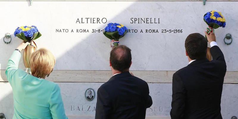 Angela Merkel, François Hollande e Matteo Renzi lasciano mazzi di fiori sulla tomba di Altiero Spinelli, considerato uno dei padri fondatori dell'Unione Europea
(AFP PHOTO/POOL/CARLO HERMANN)