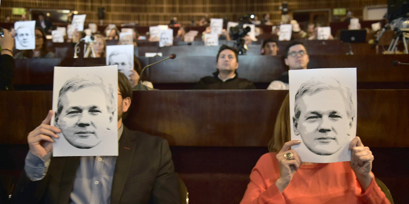 Gli spettatori di una teleconferenza con Julian Assange mostrano un'immagine del fondatore di Wikileaks - Quito, Ecuador (RODRIGO BUENDIA/AFP/Getty Images)