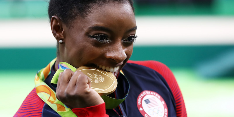 Simone Biles con la medaglia d'oro vinta nel concorso individuale di ginnastica artistica (Elsa/Getty Images)