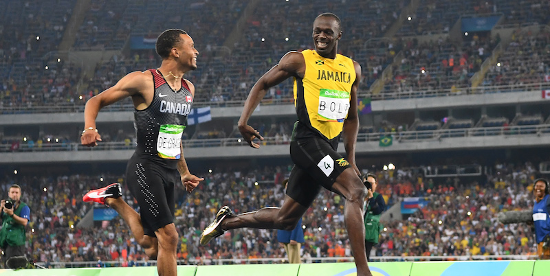 Andre De Grasse e Usain Bolt nella semifinale dei 200 metri (FRANCK FIFE/AFP/Getty Images)