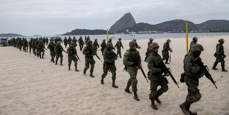 Soldati brasiliani durante un'esercitazione alla spiaggia Flamengo di Rio de Janeiro (CHRISTOPHE SIMON/AFP/Getty Images)
