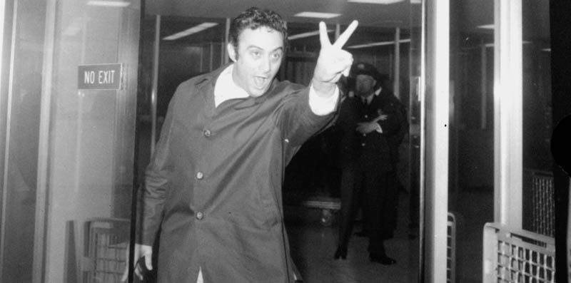 Lenny Bruce all'aeroporto Idlewild di New York nel 1963, dopo essere stato arrestato e perquisito dalla polizia. (AP Photo/John Lindsay)
