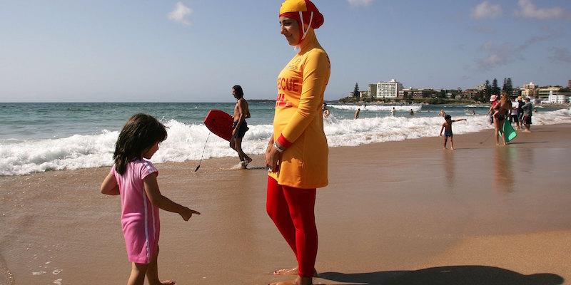 La modella Mecca Laa Laa indossa un burqini disegnato per le bagnine musulmane su una spiaggia di Sydney, in Australi, il 4 febbraio 2007 (Matt King/Getty Images)