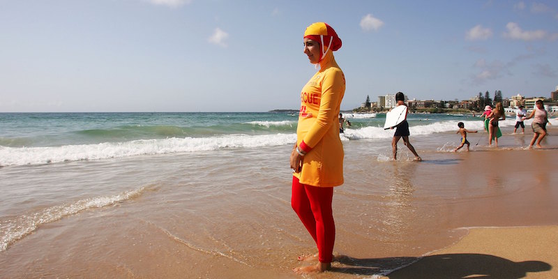 Una bagnina musulmana in burqini a Sydney, Australia (Matt King/Getty Images)