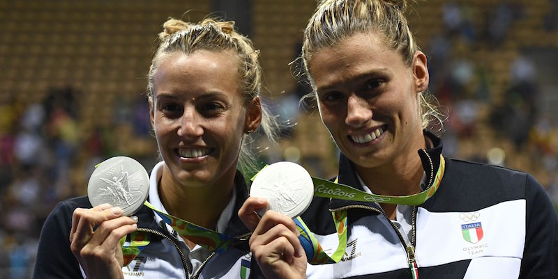 Tania Cagnotto e Francesca Dallapé con le medaglie d'argento (MARTIN BUREAU/AFP/Getty Images)