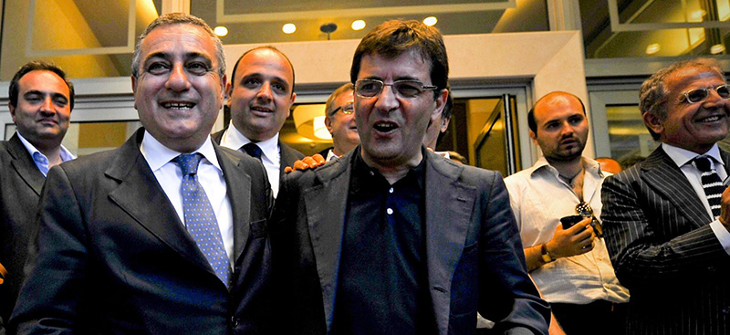 Il deputato Luigi Cesaro con il suo collega Nicola Cosentino il giorno della sua elezione a presidente della provincia di Napoli, nel 2009 (ANSA / CIRO FUSCO)