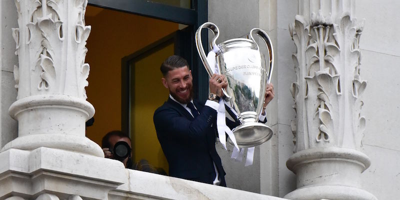 Il capitano del Real Madrid Sergio Ramos con il trofeo della Champions League (JAVIER SORIANO/AFP/Getty Images)
