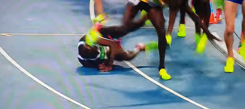 Il video della caduta di Mo Farah nei 10mila metri (che però ha vinto lo stesso)