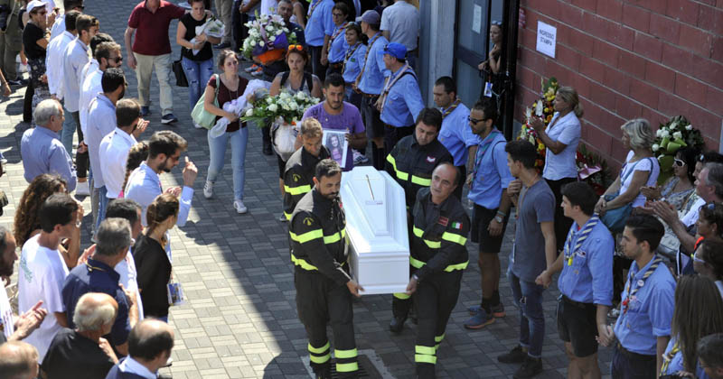 La bara di una bambina di 9 anni ai funerali ad Ascoli Piceno. (ANSA/ CRISTIANO CHIODI)
