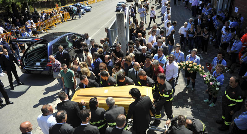 I funerali ad Ascoli Piceno. (ANSA/MASSIMO PERCOSSI) funerali ad Ascoli Piceno. (ANSA/ CRISTIANO CHIODI)