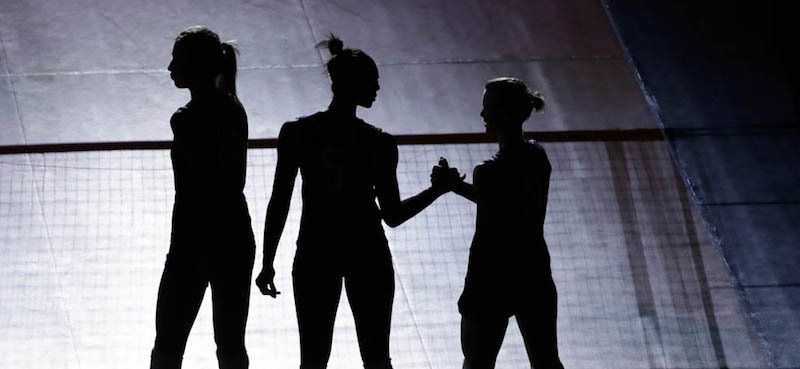Le statunitensi Karsta Lowe, Rachael Adams e Courtney Thompson prima di una partita di pallavolo contro la Cina. (AP Photo/Matt Rourke)