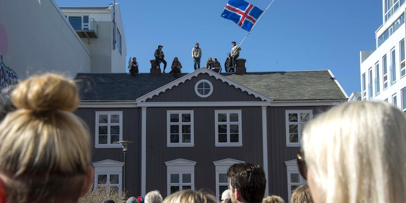 Una protesta contro il governo per chiedere nuove elezioni a Reykjavik, in Islanda, il 9 aprile 2016 (HALLDOR KOLBEINS/AFP/Getty Images)