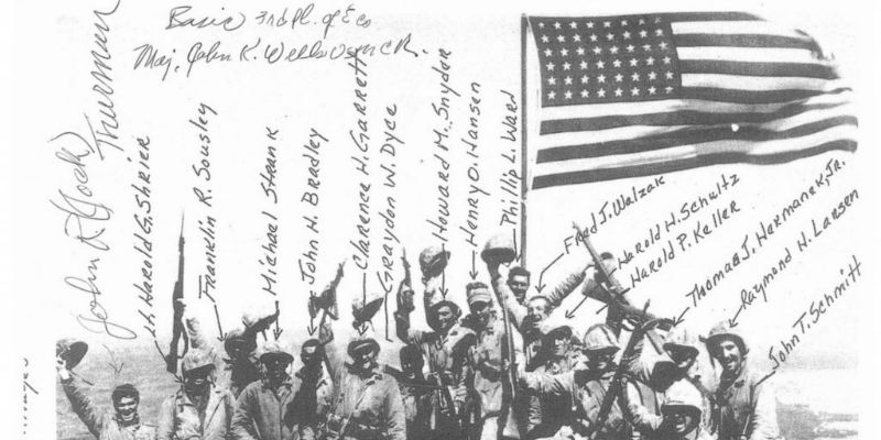 I Marines americani in posa dopo aver issato la seconda bandiera sul monte Suribachi sull'isola giapponese di Iwo Jima, il 23 febbraio 1945 (United States Marines Corps)
