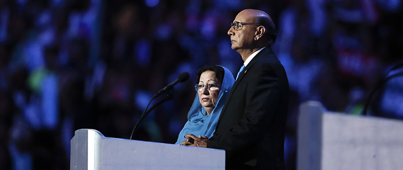 Khizr e Ghazala Khan alla convention Democratica di Philadelphia, il 28 luglio scorso (AP Photo/Paul Sancya)