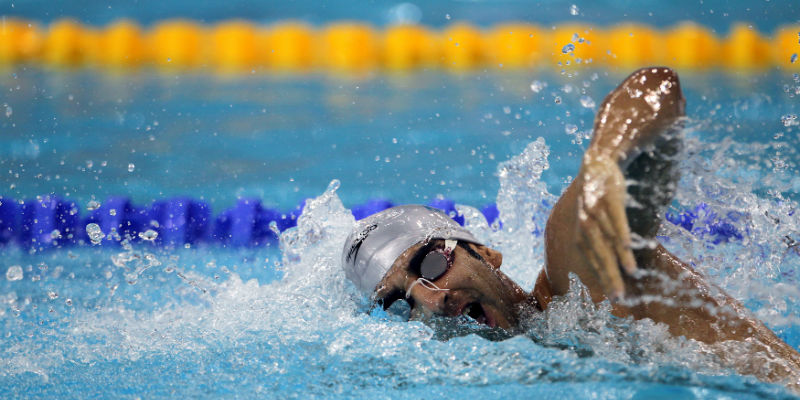 Il nuotatore del Kuwait Mohammed Madouh, durante la gara del 4x200 stile libero ai Campionati mondiali di nuoto in vasca corta di Dubai del 2010 (PATRICK BAZ/AFP/Getty Images)