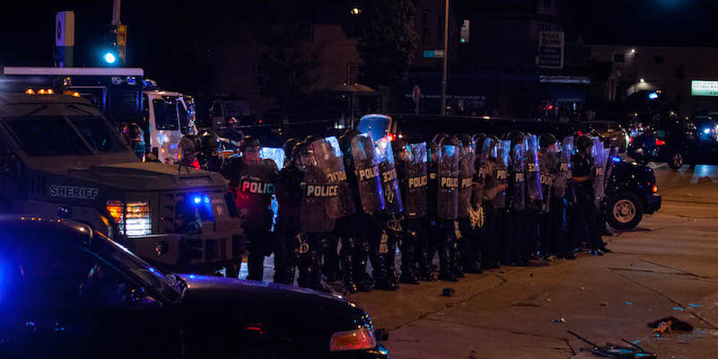 La polizia di Milwaukee schierata durante la manifestazione di domenica notte (Darren Hauck/Getty Images)