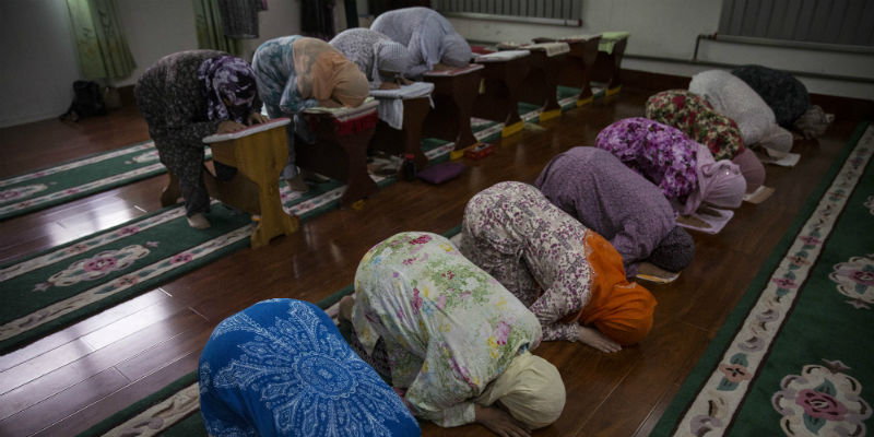 Alcune donne pregano durante il Ramadan nella moschea per sole donne di Qinyang, nella provincia cinese dell'Henan, il 22 luglio 2014 (Kevin Frayer/Getty Images)
