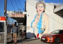 Il murale di Hillary Clinton in costume, coperto con un niqab