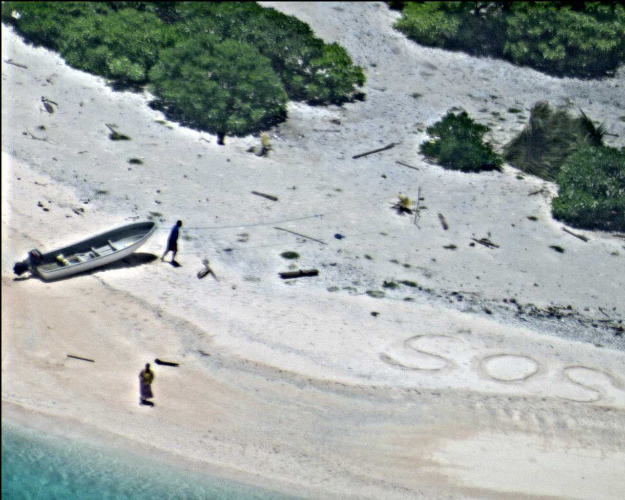 Il messaggio di SOS sull'isola deserta di East Fayu, in Micronesia, il 25 agosto 2016 (U.S. Navy photo/Released)