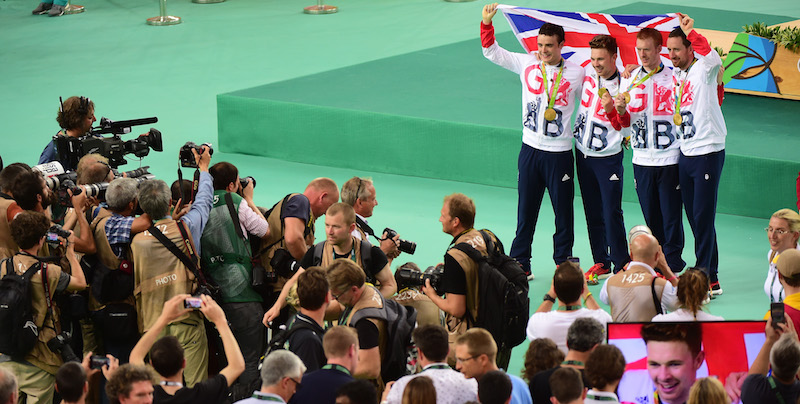 Steven Burke, Owain Doull, Edward Clancy e Bradley Wiggins, membri della squadra di ciclismo su pista britannica, con la medaglia d'oro (Harry How/Getty Images)