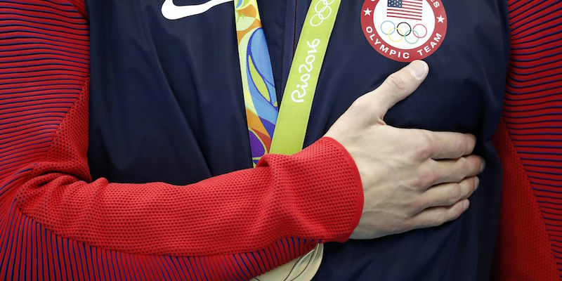 Michael Phelps durante la premiazione dell'ultimo oro vinto a Rio (ODD ANDERSEN/AFP/Getty Images)