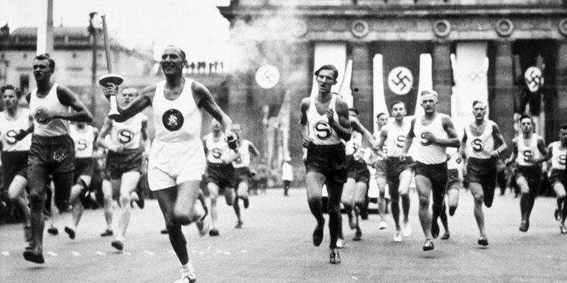 La torcia olimpica vicino all'Arco di Brandeburgo, a Berlino, l'1 agosto 1936 (Allsport Hulton/Archive)