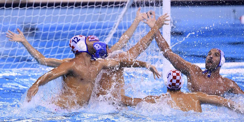 Un'azione della finale del torneo olimpico fra Serbia e Croazia (GABRIEL BOUYS/AFP/Getty Images)
