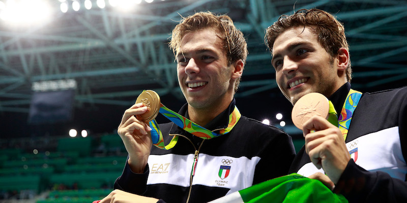 Gregorio Paltrinieri e Gabriele Detti posano con le medaglie vinte (Adam Pretty/Getty Images)