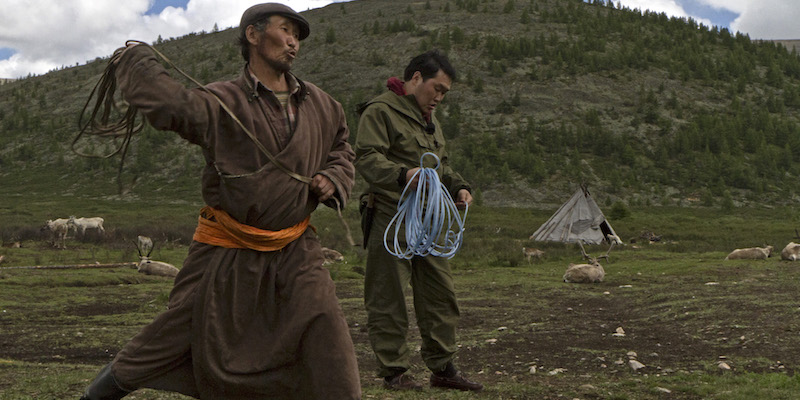 Il pastore mongolo Ganbat, che fa parte dell'etnia Dukha, usa un lazo utile nel suo lavoro di allevatore di renne (Riccardo Pravettoni)