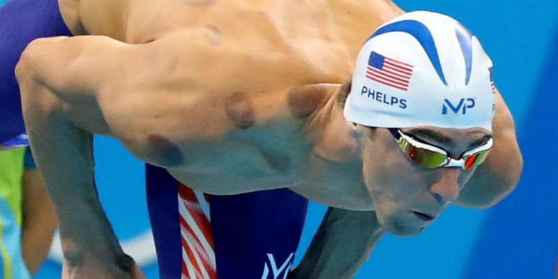 Il nuotatore americano Michael Phelps durante a gara dei 200 metri farfalla alle Olimpiadi di Rio, l'8 agosto 2016 (AP Photo/Lee Jin-man)
