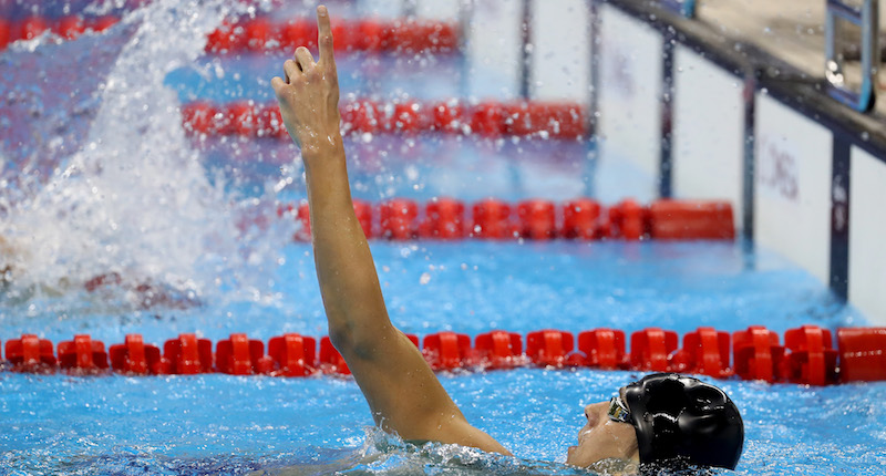 Michael Phelps festeggia la vittoria degli Stati Uniti nella staffetta 4x200 metri stile libero (Al Bello/Getty Images)