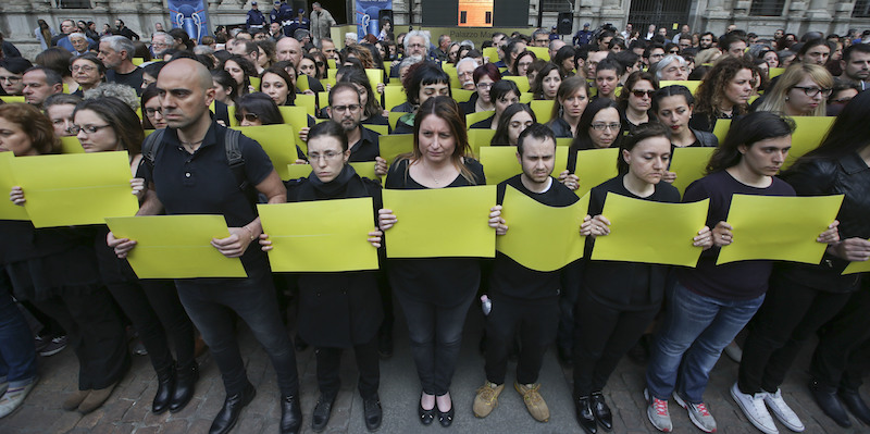 Attivisti di Amnesty International durante una manifestazione per chiedere la verità su quello che è successo a Giulio Regeni (AP Photo/Luca Bruno)