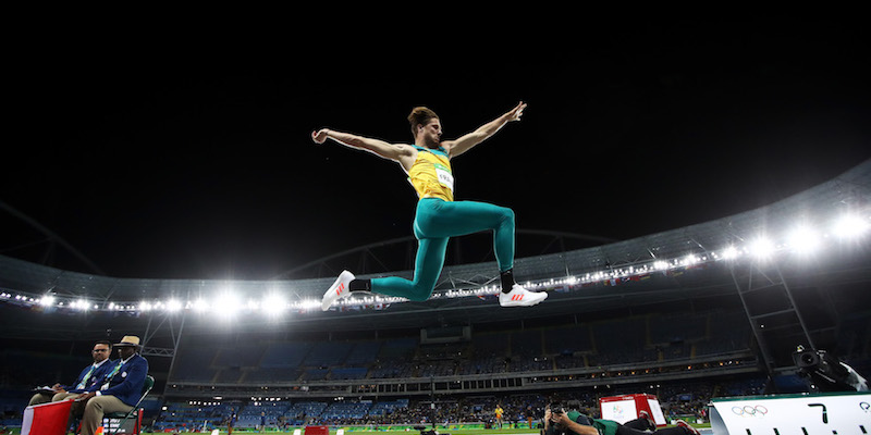 L'australiano Henry Frayne durante la gara di salto in lungo (Cameron Spencer/Getty Images)